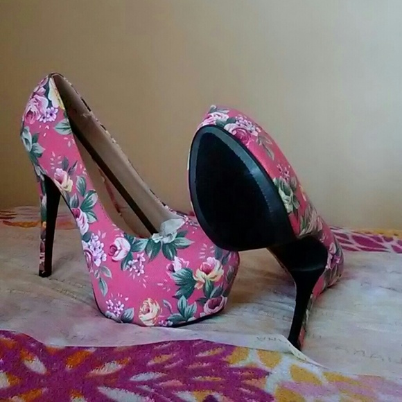 Heels - Picture 3 of 4